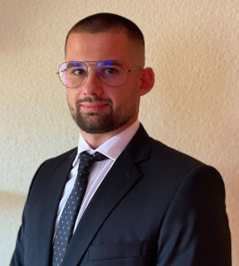 JUDr. Milan Sklen�r